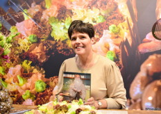 Jolanda van der Lugt met het kookboek van alle Nederlandse lisianthus kwekers, veredelaars en jonge planten kwekers.